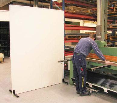 Mobile noise screen with feet in production room